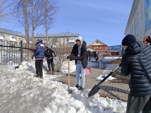 Оказание помощи по очистке территории детского сада от снега