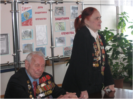 Выступают перед студентами участникиВеликой Отечественной войныШабунинГавриил Гордеевич и СемякинаЛидия Ивановна